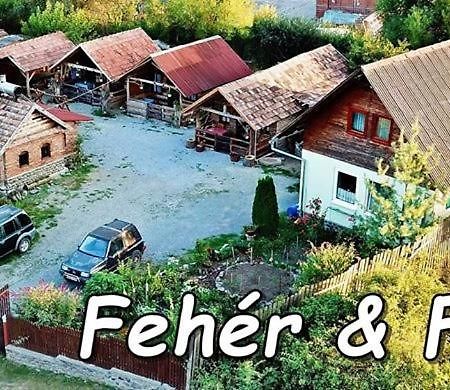 Casa Rustic Feher & Fekete Vendeghazak โซวาตา ภายนอก รูปภาพ