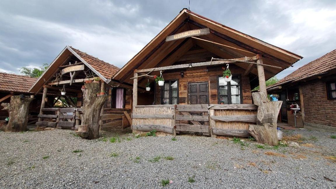 Casa Rustic Feher & Fekete Vendeghazak โซวาตา ภายนอก รูปภาพ