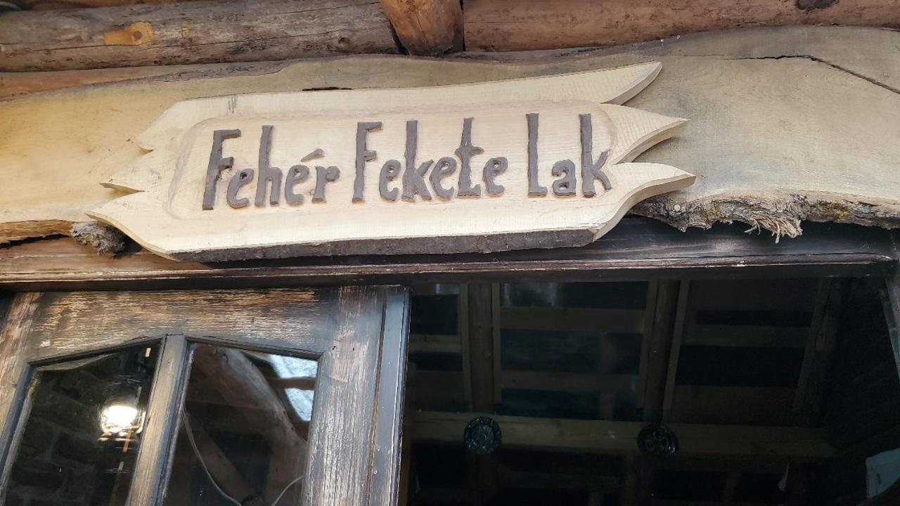 Casa Rustic Feher & Fekete Vendeghazak โซวาตา ภายนอก รูปภาพ