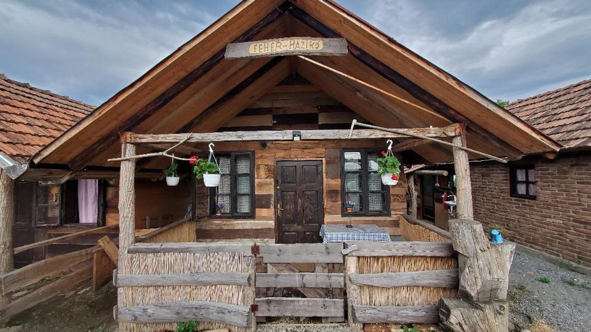 Casa Rustic Feher & Fekete Vendeghazak โซวาตา ภายนอก รูปภาพ