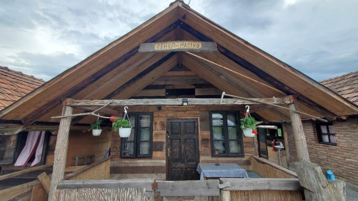 Casa Rustic Feher & Fekete Vendeghazak โซวาตา ภายนอก รูปภาพ