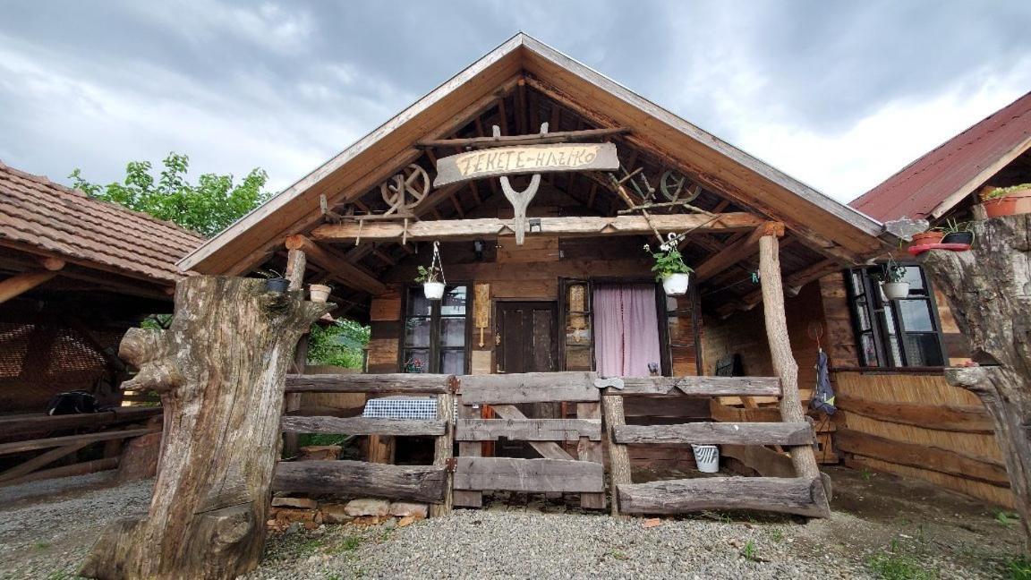 Casa Rustic Feher & Fekete Vendeghazak โซวาตา ภายนอก รูปภาพ